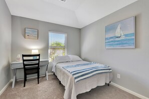 4 habitaciones, escritorio, tabla de planchar con plancha y wifi