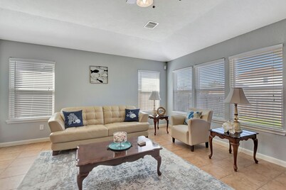 1 - Story Home in League City Close to Kemah and Galveston