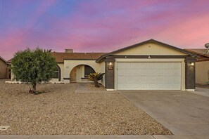 Exterior - Charming 3-bedroom house with Pool, WiFi and AC in amazing Mesa (Mesa)
