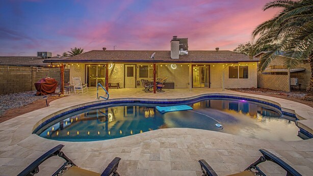 A house with a swimming pool, patio furniture, and a covered outdoor area. - Charming 3-bedroom house with Pool, WiFi and AC in amazing Mesa (Mesa)