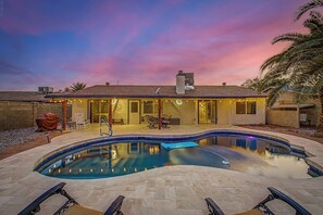 Outdoor pool - Charming 3-bedroom house with Pool, WiFi and AC in amazing Mesa (Mesa)