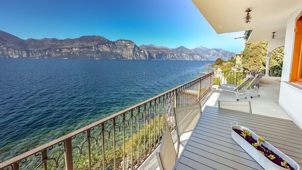 A balcony with a clear view of a lake and mountains. - VILLA ESMERALDA BETH'S HOUSE (Brenzone sul Garda)