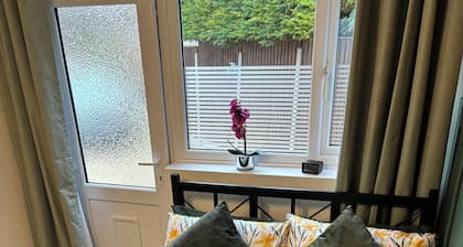Cosy Annexe Near Park & Town