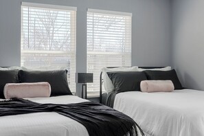 5 bedrooms, iron/ironing board, WiFi, bed sheets