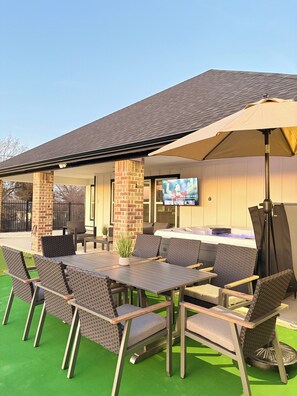 Outdoor dining
