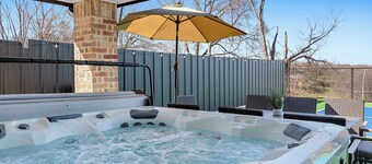 Pickleball HotTub MiniGolf with Downtown FW Views!