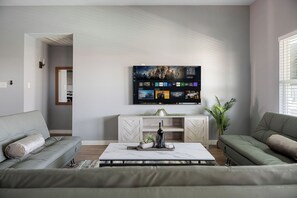 Living area - Pickleball HotTub MiniGolf with Downtown FW Views! (Fort Worth)