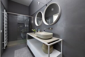 Shower, hair dryer, towels - Brand New, Top Located, Super Spacious, Luxury Home (Venecia)