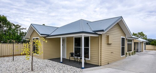 Wolaroi Villa 1, with Netflix and Disney Plus - In a Quiet Street