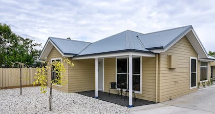 Wolaroi Villa 1, with Netflix and Disney Plus - In a Quiet Street