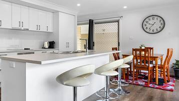 Mikrowelle, Ofen, Herdplatte, Geschirrspüler