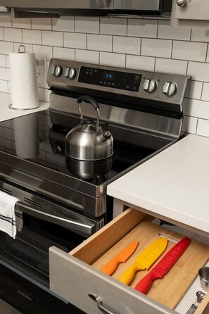 冷蔵庫、電子レンジ、オーブン、コンロ