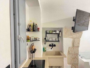 Stovetop, coffee/tea maker, cookware/dishes/utensils - Cozy suite in the hearth of Ostuni-jacuzzi (Ostuni)