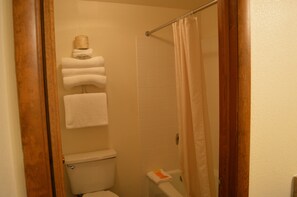Hair dryer, towels, soap, toilet paper - #22- 2 QUEEN BEDS with WiFi and AC in charming Columbia Falls 20 mi to GNP (Columbia Falls)
