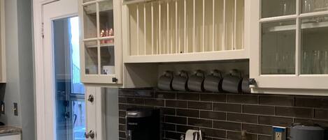 Microondas, horno, parrilla de estufa y lavavajillas