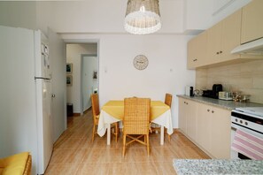 Fridge, oven, stovetop, coffee/tea maker