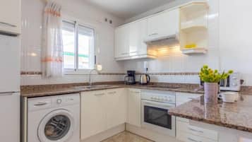 House, 3 Bedrooms, Terrace | Private kitchen