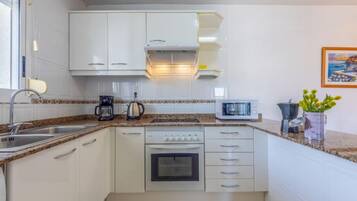 House, 3 Bedrooms, Terrace | Private kitchen