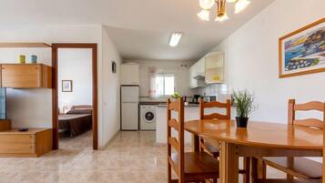 House, 3 Bedrooms, Terrace | Tempat makan
