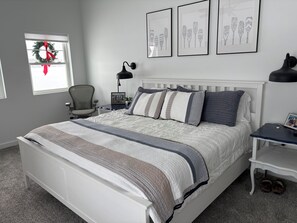 Room - Lake Front Family Cottage with private dock & convenient swim area. (Conneaut Lake)