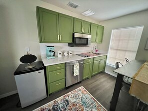 Kylskåp, mikrovågsugn, spishäll och diskmaskin