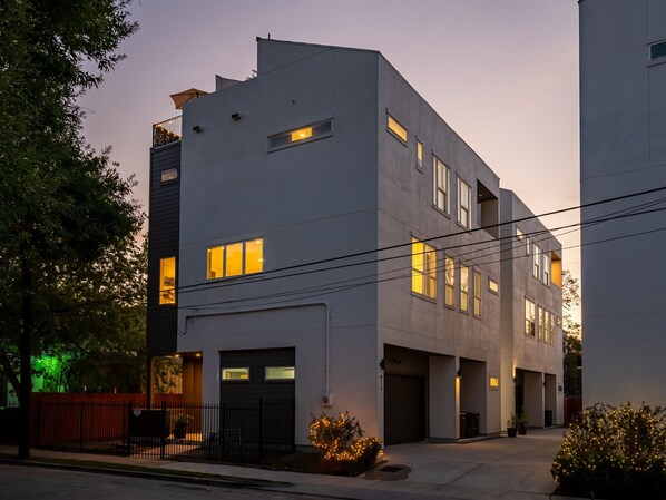 Exterior - Casa Alto · 4BR + Private Rooftop · Downtown HTX (HOUSTON)