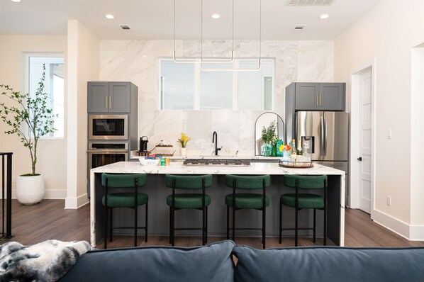 Refrigerador, microondas, horno, placa de cocina