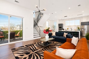 Een moderne woonkamer met een bank, salontafel en een vloerkleed met zebraprint.