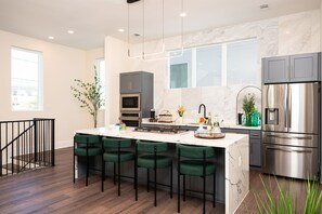 Refrigerador, microondas, horno, placa de cocina