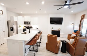 Microondas, horno, placa de cocina y lavavajillas