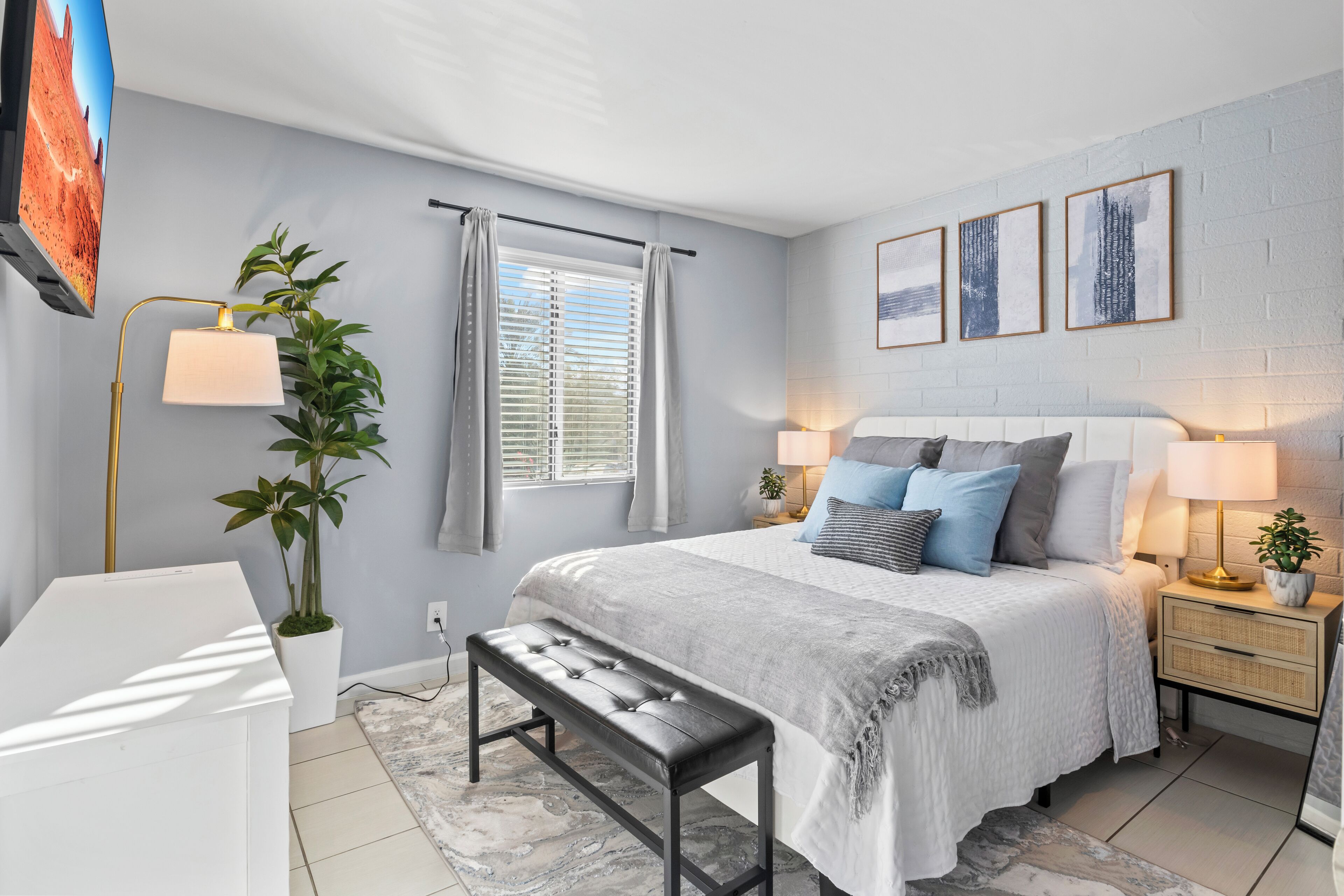 2 quartos, escrivaninha, ferros/tábuas de passar roupa, berço de viagem