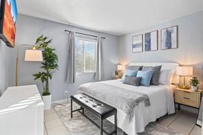2 habitaciones, escritorio y tabla de planchar con plancha