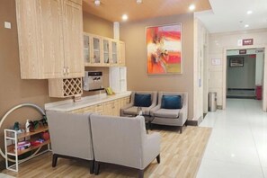 Bar-salon dans le hall