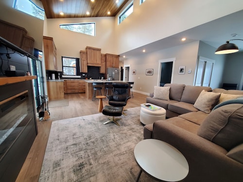 Modern home ~ Pet Friendly ~ In-law Suite