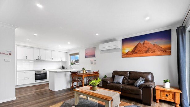 A modern apartment with a kitchen, dining area, and living room. - Wolaroi Villa 2, with Netflix and Disney Plus - In a Quiet Street (Orange)
