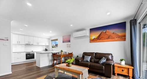 Wolaroi Villa 2, with Netflix and Disney Plus - In a Quiet Street