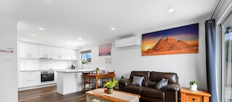 Wolaroi Villa 2, with Netflix and Disney Plus - In a Quiet Street