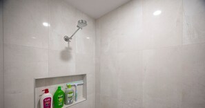 Shower, hair dryer, towels, soap - Wolaroi Villa 2, with Netflix and Disney Plus - In a Quiet Street (Orange)