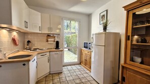 Fridge, dishwasher, toaster, cookware/dishes/utensils