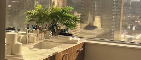 Een douche, milieuvriendelijke toiletartikelen, een haardroger