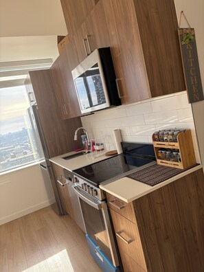 Fridge, microwave, oven, dishwasher - Charming Studio Retreat in the Heart of Downtown – Perfect for City Explorers (Edmonton)