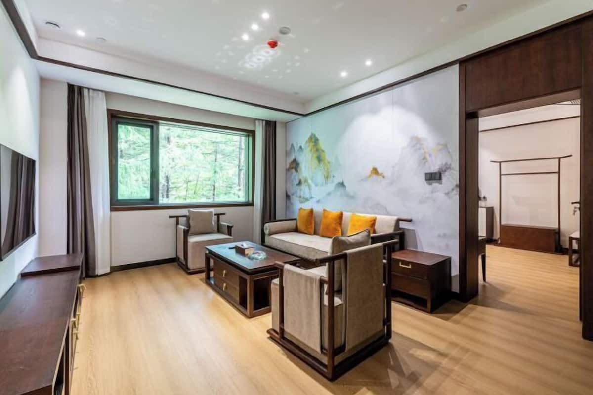 Una sala de estar moderna con sofá, mesa de centro y televisor.