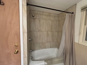 Towels, soap, toilet paper - Gary's Game-Day Getaway only 1.4 miles from Lambeau! (Green Bay)