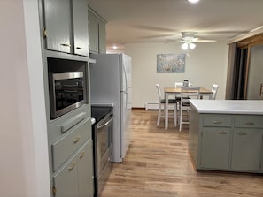 Frigorifero, microonde, forno, piano cottura