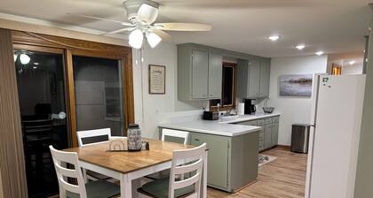 Gary's Game-Day Getaway only 1.4 miles from Lambeau!