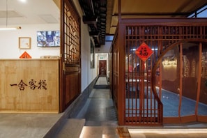 Ett traditionellt japanskt receptionsområde med en receptionsdisk i trä och en skjutport.
