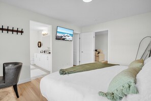 3 bedrooms, desk, iron/ironing board, travel crib