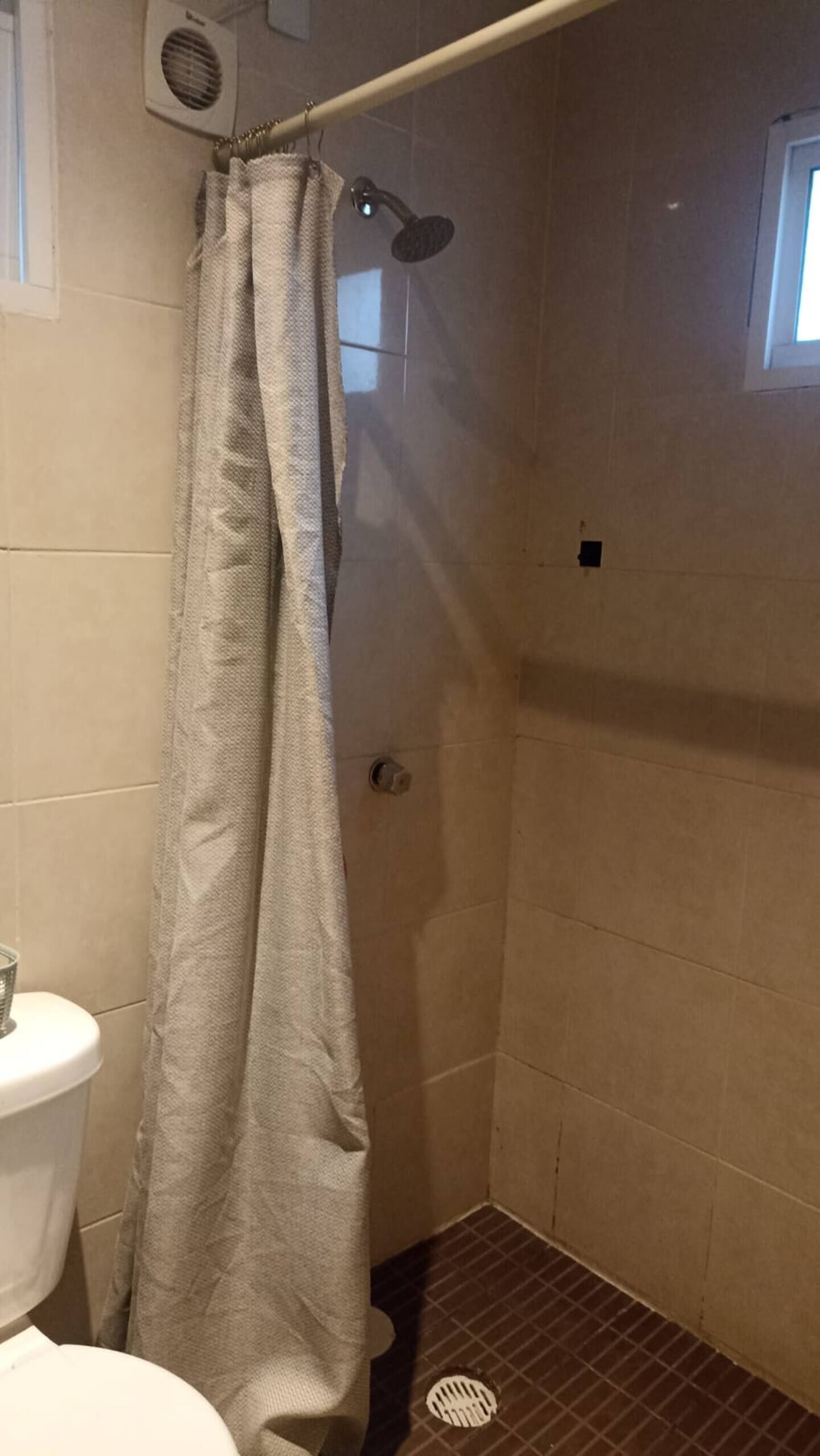 Secador de cabelo, toalhas de banho, sabonete, shampoo