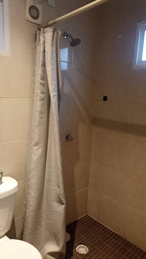 Haartrockner, Handtücher, Seife, Shampoo