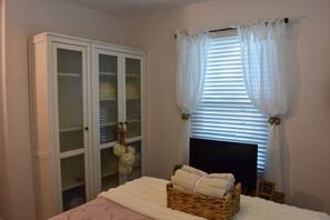 3 bedrooms, desk, iron/ironing board, free WiFi